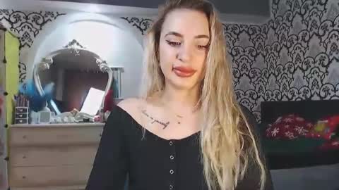 Queen LoraSinClare online show from December 17, 9:38 am