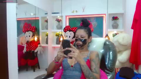 Snapshot of lorenapinto_ chatting on February 25, 7:06 pm lore online show from February 25, 7:06 pm