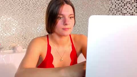 Chloe for Fan BlackHole online show from October 5, 6:48 pm