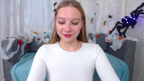 Snapshot of love_bella_ chatting on October 13, 1:29 am love bella online show from October 13, 1:29 am