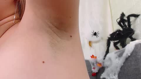 Snapshot of love_bella_ chatting on October 20, 12:37 am love bella online show from October 20, 12:37 am
