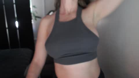 Snapshot of love_on_ chatting on September 21, 10:47 pm LoVe On online show from September 21, 10:47 pm