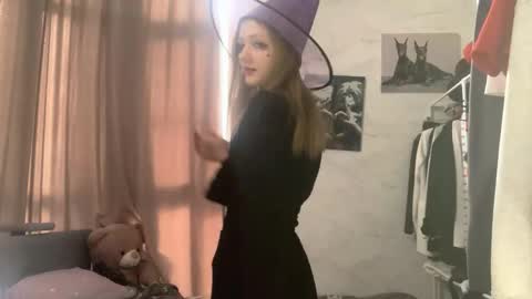 Ella online show from October 31, 6:47 am