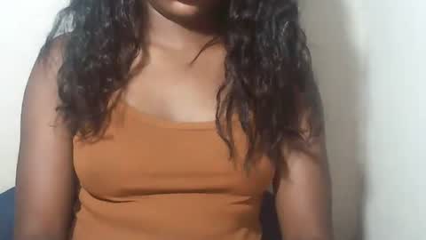 lovelylarra online show from February 25, 3:59 pm