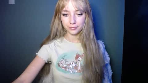Snapshot of luciacam20 chatting on October 23, 6:37 am Lucy online show from October 23, 6:37 am