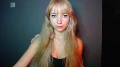 Snapshot of luciacam20 chatting on October 4, 6:00 am Lucy online show from October 4, 6:00 am