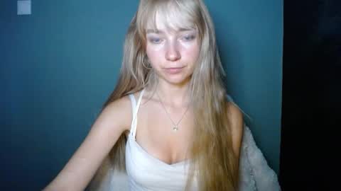 Snapshot of luciacam20 chatting on September 13, 6:27 am Lucy online show from September 13, 6:27 am