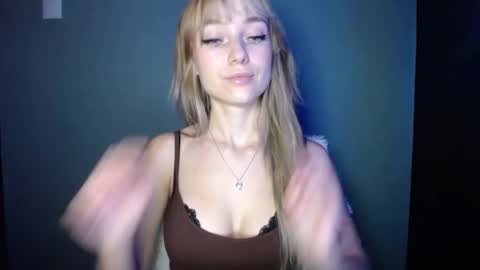 Snapshot of luciacam20 chatting on October 17, 7:07 pm Lucy online show from October 17, 7:07 pm