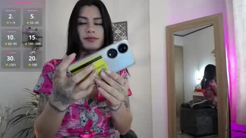 Snapshot of luciiana_lol chatting on February 19, 8:20 pm luciiana online show from February 19, 8:20 pm