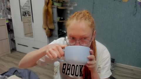 lucky_licky20 online show from December 14, 1:34 am