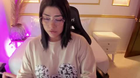 Snapshot of lucy266_ chatting on March 11, 8:30 am lucy online show from March 11, 8:30 am