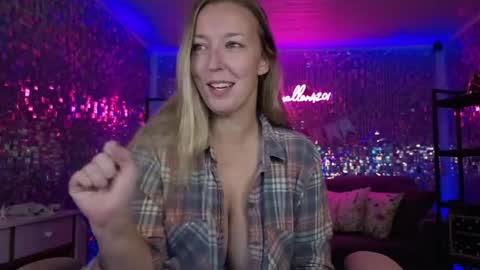 lucyallen4201 online show from May 13, 9:52 am