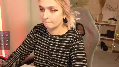 Snapshot of lucysbrain chatting on September 14, 6:53 pm Lucy online show from September 14, 6:53 pm