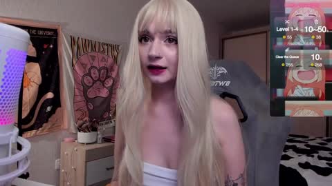 Snapshot of lucysbrain chatting on December 6, 12:18 am Lucy online show from December 6, 12:18 am