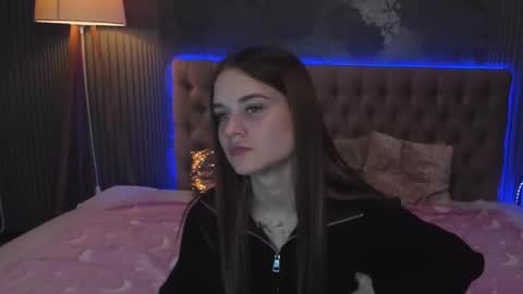 LuisaClover online show from November 10, 1:47 pm