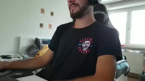 Snapshot of lukasschoetz chatting on September 28, 1:53 pm lukasschoetz online show from September 28, 1:53 pm