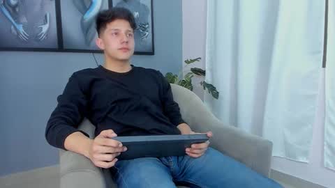 Snapshot of luke_julien chatting on October 22, 6:27 am Luke Julien online show from October 22, 6:27 am