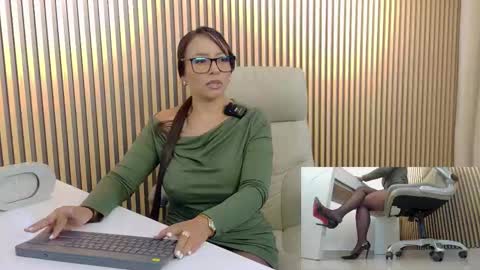 Snapshot of lulu_072 chatting on October 1, 12:32 am lulu online show from October 1, 12:32 am