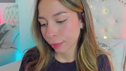 luluuberry online show from March 3, 9:00 pm