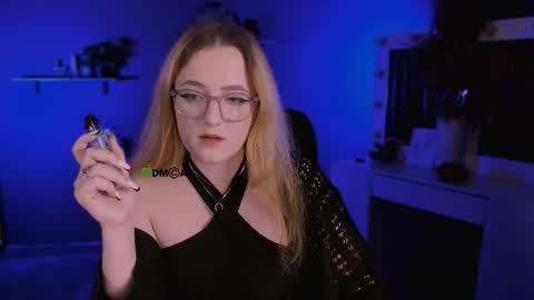 Snapshot of luna_berryy chatting on September 9, 7:36 pm luna_berryy online show from September 9, 7:36 pm