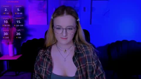 luna_berryy online show from May 7, 8:37 pm
