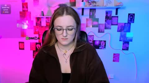 luna_berryy online show from April 14, 8:45 pm