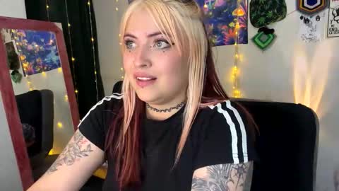 Snapshot of luna_rayy chatting on October 19, 7:35 am luna_rayy online show from October 19, 7:35 am
