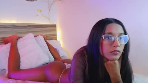 luna_valen online show from May 30, 4:44 am