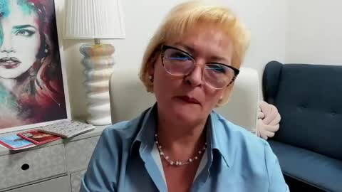 L u n a online show from May 6, 7:03 am