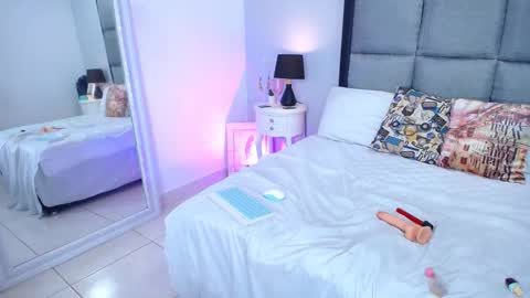 lunaa_moonn online show from September 22, 12:31 pm