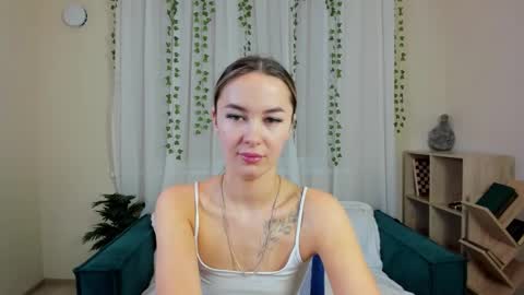 lunacurly_ online show from December 20, 1:29 pm