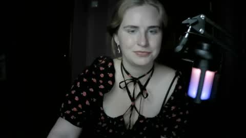 lunamystique_ online show from October 9, 9:31 pm