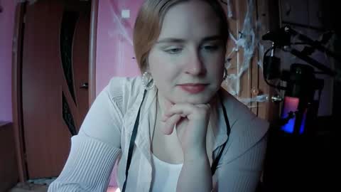 lunamystique_ online show from November 7, 10:07 am