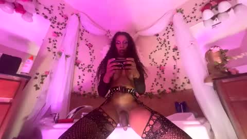 Snapshot of luvvlee chatting on October 20, 11:48 am luvvlee online show from October 20, 11:48 am