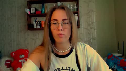 Snapshot of luxie_queen chatting on October 1, 9:41 am Katie online show from October 1, 9:41 am