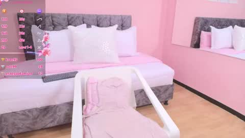 Snapshot of maddie_beauty chatting on October 1, 11:47 pm Maddie online show from October 1, 11:47 pm