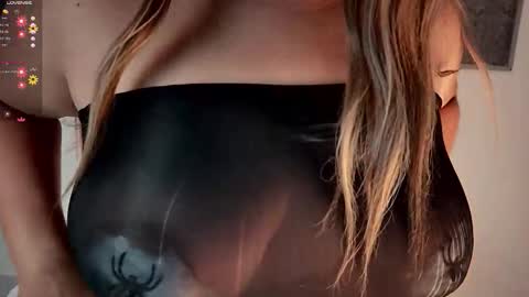 Snapshot of madii_smith chatting on October 17, 2:32 pm Madison Smith online show from October 17, 2:32 pm
