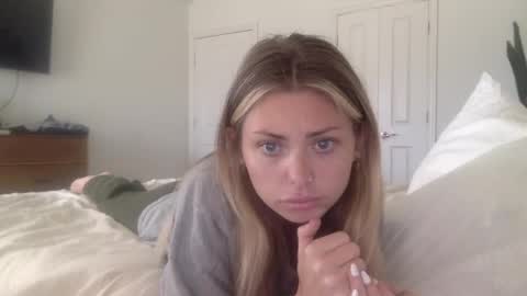 Snapshot of madirose69 chatting on October 6, 2:35 pm mari rose online show from October 6, 2:35 pm