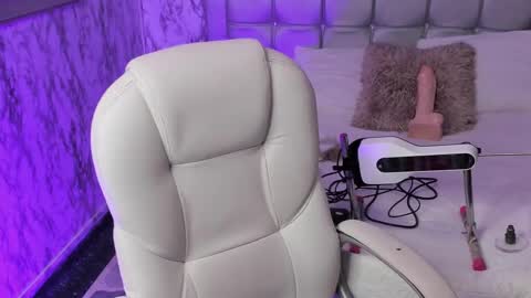 Snapshot of maeve_bigboobs chatting on February 24, 1:35 am Mae online show from February 24, 1:35 am