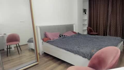 Snapshot of maggie_small chatting on October 17, 11:53 pm maggie_small online show from October 17, 11:53 pm