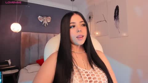 Snapshot of maiiitee_ chatting on February 11, 2:24 pm  Mait  online show from February 11, 2:24 pm