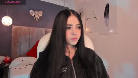 Snapshot of maiiitee_ chatting on February 15, 12:33 pm  Mait  online show from February 15, 12:33 pm