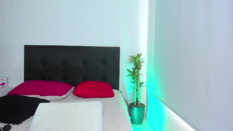 Mailyn online show from December 18, 5:10 pm