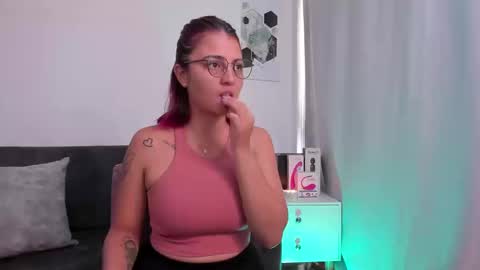 Mailyn online show from March 18, 4:57 pm