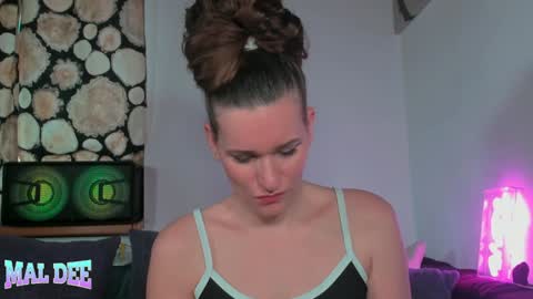 Snapshot of mal_meow chatting on December 8, 2:09 pm Mal Dee online show from December 8, 2:09 pm