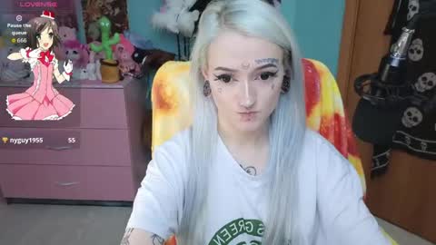 Manuela online show from April 17, 9:50 pm