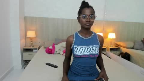 Mara Sinclair online show from June 26, 7:30 pm