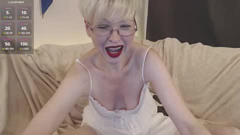 Snapshot of maria_lisica chatting on September 15, 10:39 am Mari online show from September 15, 10:39 am