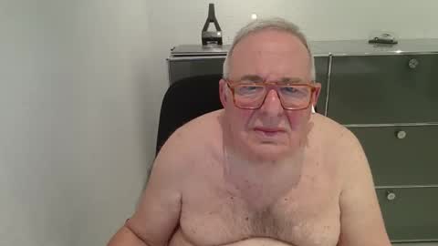 martin_1947 online show from October 21, 10:02 pm