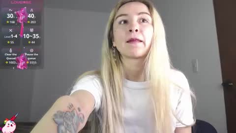 Snapshot of marylyrose chatting on October 18, 1:32 am maryly rose online show from October 18, 1:32 am